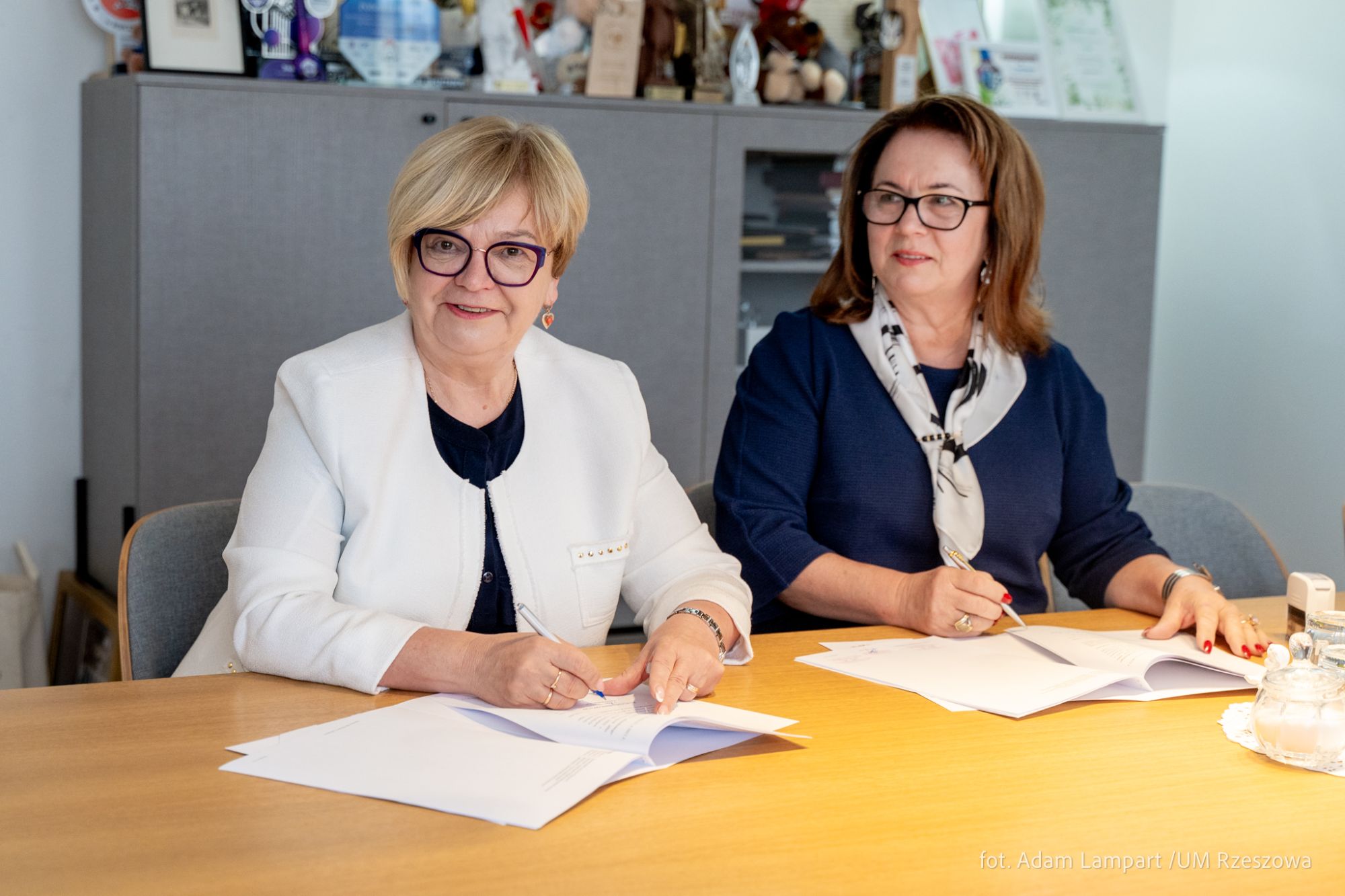 zdjęcie z podpisania umowy dotyczącej przyznania środk&oacute;w na bezpieczeństwo dla Rzeszowa, fot. Adam Lampart, Urząd Miasta Rzeszowa